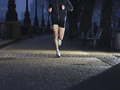 晚上跑步更容易瘦下来是真的吗